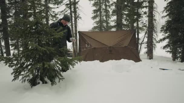 Man Building Shelter Snow Storm Blizzard — Stock videók