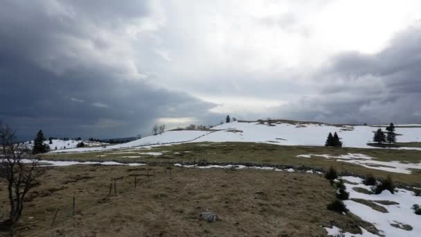 Fpv Drone Schieten Prachtige Bergen Creux Van Neuchatel Zwitserland Avontuurlijke — Stockvideo