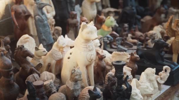 Handgesneden Souvenirbeelden Van Dieren Katten Egyptische Goden Bazaar Luxor Statisch — Stockvideo