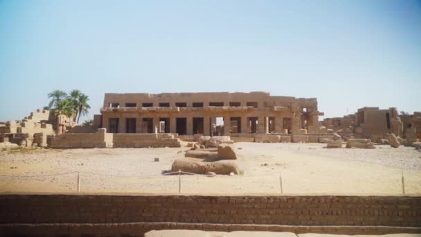 Static Shot Karnak Temple Facade Clear Blue Sky — Vídeos de Stock