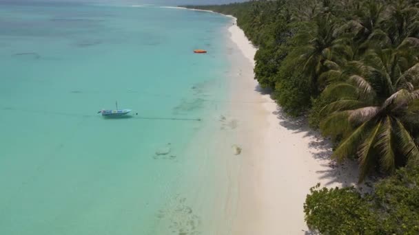 Aerial View Maldivian Coast Island Parked Yacht Turquoise Water — Stock video