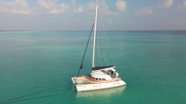 Lonely Yacht Moored Blue Lagoon Maldivian Island Green Trees Cell — Vídeo de Stock