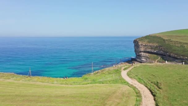 Tourists Walking Border Green Blue Turquoise Seaside Cliff Aerial — ストック動画