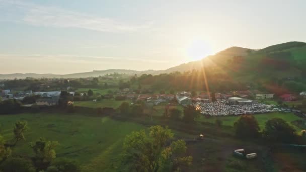 Vue Aérienne Panoramique Petit Hameau Dans Vallée Verdoyante Sous Coucher — Video