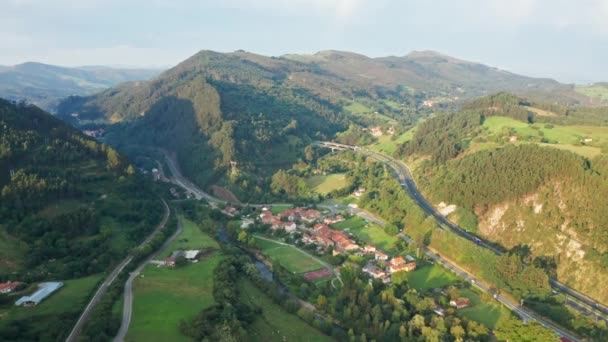 Aerial View Picturesque Village Riocorvo Surrounded Nature Cartes Cantabria — Vídeo de Stock