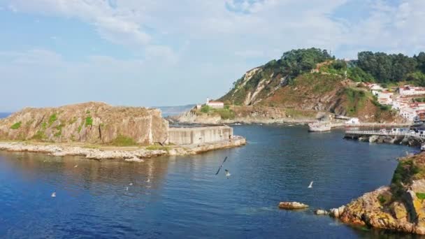 Φάρος Cudillero Στο Rocky Cliff Flyover Μέσω Port Breakwater Asturias — Αρχείο Βίντεο