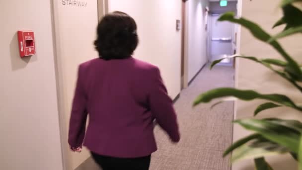 Mujer Negocios Caminando Por Largo Pasillo Hacia Oficina — Vídeos de Stock