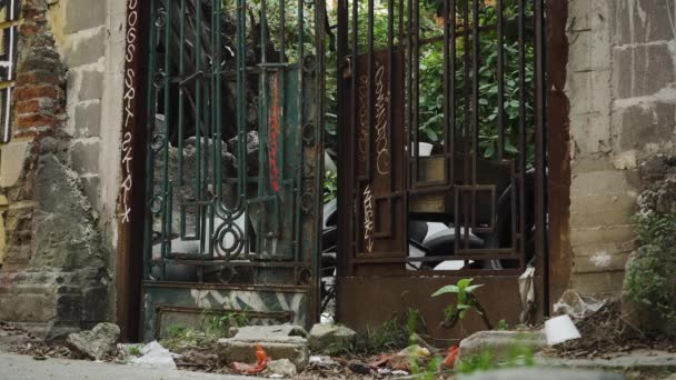 Rusty Old Gate Graffiti Derelict Abandoned Building Colonia Jurez Mexico — Stockvideo