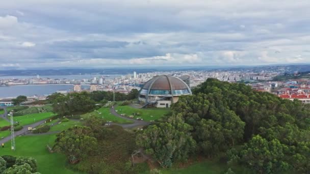 360 Viewpoint Dome Hilltop Views Coastal Cityscape Aerial Drone Rotation — Wideo stockowe