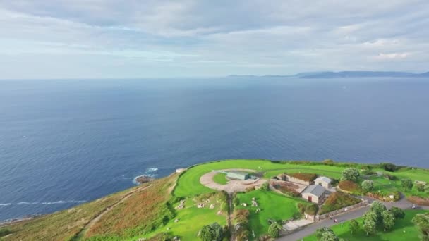Drone Flying Rural Green Viewpoint Field Top Cliff Ocean Horizon — Vídeo de Stock