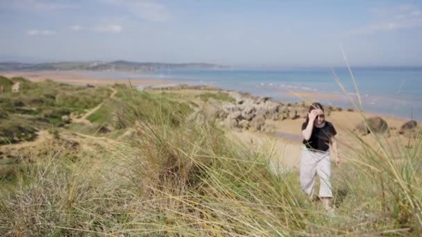 Caucasian Brunette Girl Walking Dunes Coastal Natural Park — Wideo stockowe