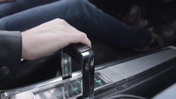 Close Gear Shift Classic Car Man Presses Pedals — 图库视频影像