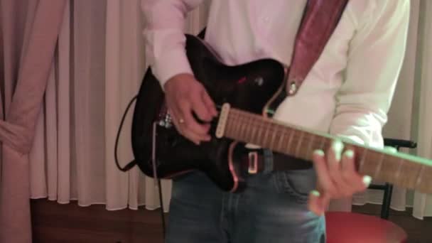 Guy White Shirt Play Guitar — Stockvideo