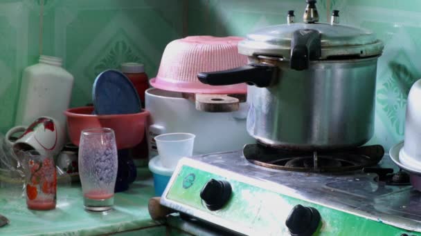 Παλιά Κουζίνα Βρώμικα Πιάτα Χύτρα Πίεσης — Αρχείο Βίντεο