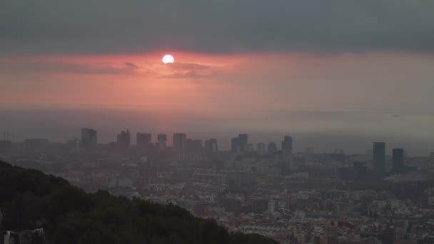 Ανατολή Στη Βαρκελώνη Από Καταφύγια Carmel Μια Συννεφιασμένη Ημέρα — Αρχείο Βίντεο