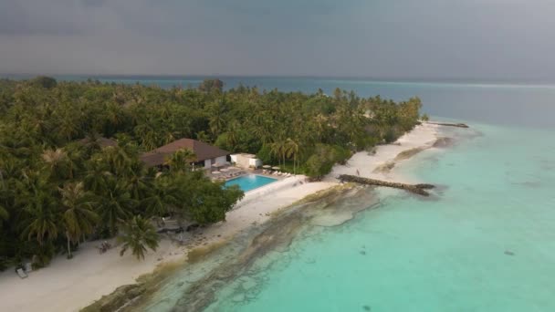 Неймовірний Краєвид Прекрасні Мальдіви Зеленими Деревами Білим Піском Бірюзовою Водою — стокове відео