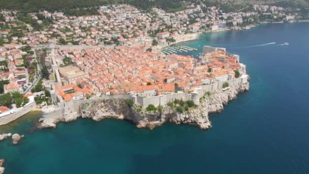 Aerial Rotating Shot Old Town Dubrovnik Croatia Rocky Cliffs Seaside — 图库视频影像