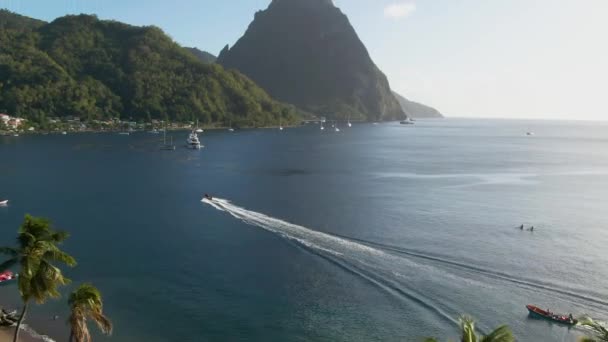 Drone Shot Día Soleado Picos Montaña Playa Caribe — Vídeo de stock