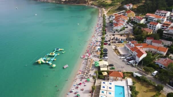 克罗地亚克里克岛Baska海滩 林荫大道 日光浴床和水上运动场海滨度假胜地的空中无人机视图 — 图库视频影像