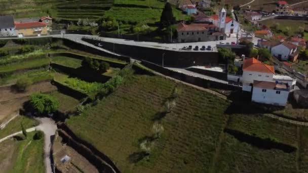 Widok Lotu Ptaka Mały Plac Wsi Parkingiem Przy Kościele Portugalskich — Wideo stockowe