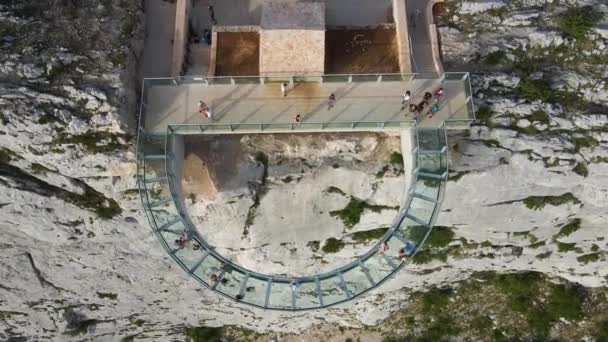 Letecký Pohled Shora Turisty Mají Výhled Biokovo Skywalk Skleněný Pozorovací — Stock video