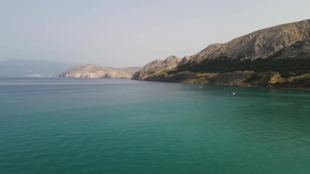 Aerial Głębokiego Błękitu Patrz Otaczające Wybrzeże Wyspy Krk Miejscowości Baska — Wideo stockowe