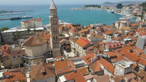 관광객들은 도미니 대성당 크로아티아의 디오클레티아누스 궁전에 베스티불을 방문한다 공중으로 기울기 — 비디오