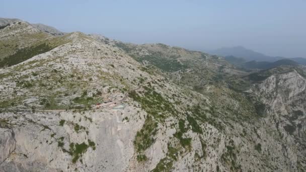 Alte Montagne Rocciose Sullo Sfondo Della Bellissima Costa Del Mare — Video Stock