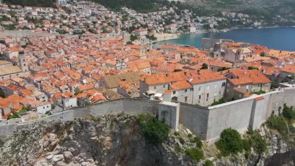 항공기가 크로아티아의 해변을 벽으로 둘러싸인 두브로브니크의 마을을 아름다운 주황색 — 비디오