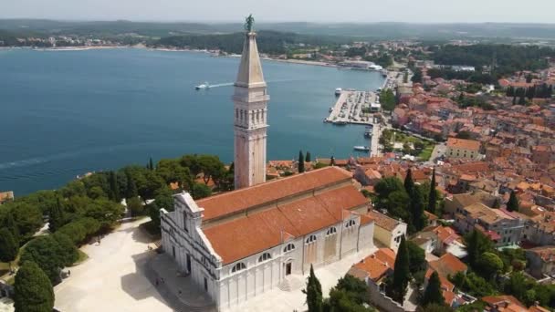 Tiro Giratorio Aéreo Sobre Iglesia Santa Eufemia Rovinj Istria Croacia — Vídeos de Stock