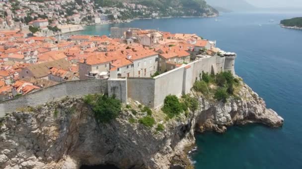 Aerial Drone Forwarding Shot Old Fortress Wall Old Town Dubrovnik — Vídeo de stock