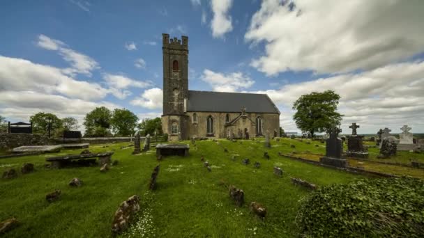 Upływ Czasu Historycznego Cmentarza Średniowiecznego Kościoła Wsi Irlandii Przemijającymi Chmurami — Wideo stockowe