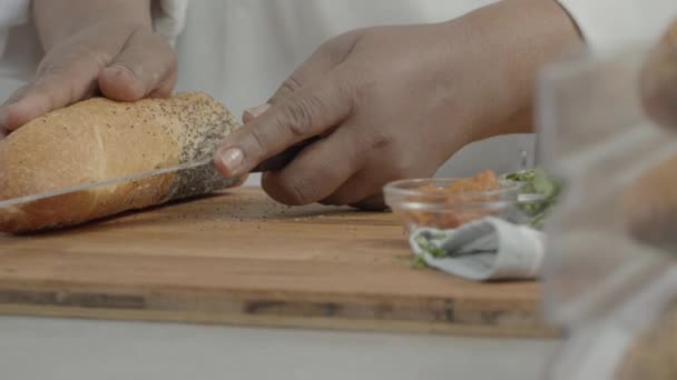 Człowiek Cięcia Kawałek Chleba Nożem Kuchni Słoneczny Dzień Strzał Czerwonej — Wideo stockowe