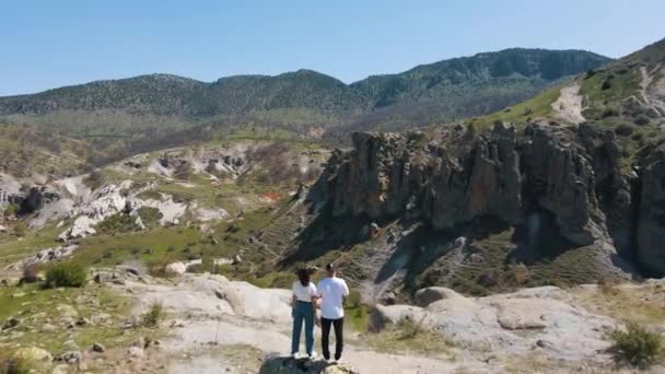 Back View Girl Boy Standing Edge Mountain Enjoying Mountain Flying — Stock video