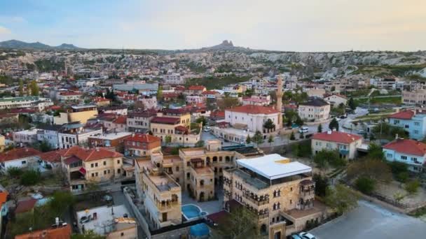 Hermoso Zoom Aéreo Paisaje Hermosa Pequeña Ciudad Soleada Antigua Entre — Vídeo de stock