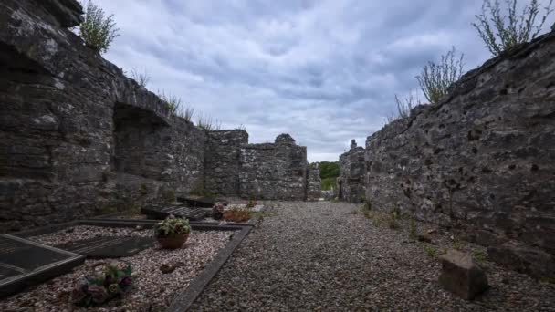 爱尔兰莱特姆县克里夫利亚修道院中世纪废墟的运动时间流逝 它是一个历史性的观光地标和墓地 天空中有着戏剧性的云彩 — 图库视频影像