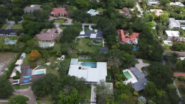 Aerial Tilt Reveal Tropical Suburban Neighborhood Many Poools — Vídeos de Stock