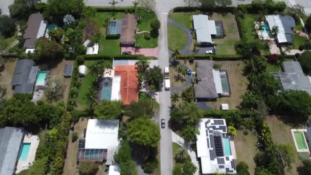 Aerial Tilt Reveal Rich South Florida Neighborhood Many Outdoor Pools — ストック動画