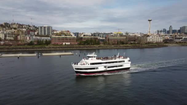 Aerial Chase Tour Boat Leaving Seattle Docks Space Needle Background — Αρχείο Βίντεο