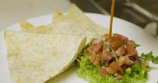 Quesadillas Con Salsa Picante Comida Mexicana — Vídeo de stock