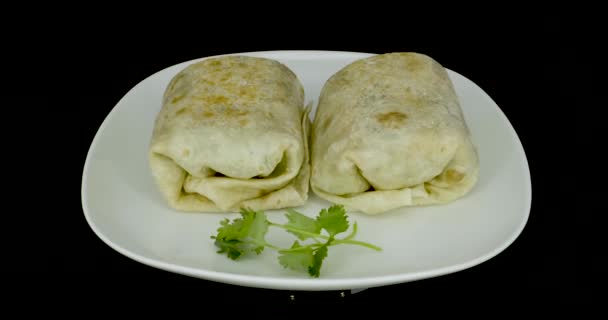 Burrito Auf Einer Drehscheibe Mexikanisches Essen Mehl Tortilla Gefüllt Mit — Stockvideo