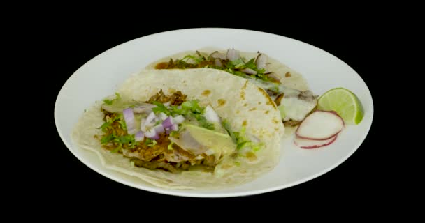 Twee Taco Met Kaas Een Draaitafel Mexicaans Eten Zwarte Achtergrond — Stockvideo