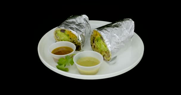 Burrito Folie Gewickelt Auf Einem Plattenteller Und Soßen Mexikanische Lebensmittel — Stockvideo
