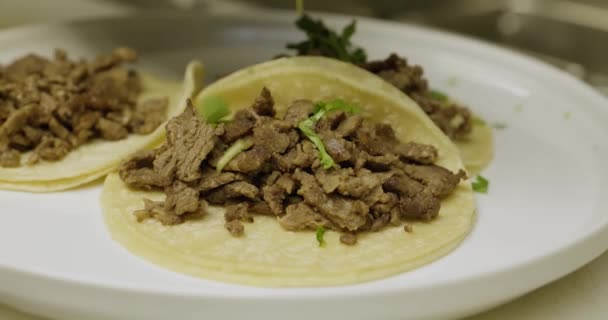 Trzy Wołowe Tacos Kolendrą Żywność Meksykańska — Wideo stockowe