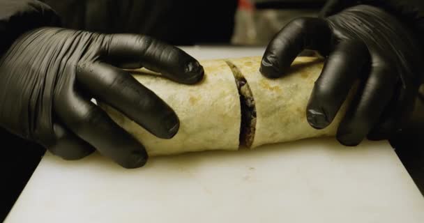 Ched Corta Burrito Por Mitad Muestra Comida Mexicana — Vídeo de stock