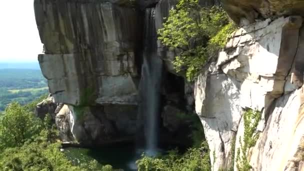 Beautiful Waterfall Flowing Cliff Side Pond — стоковое видео