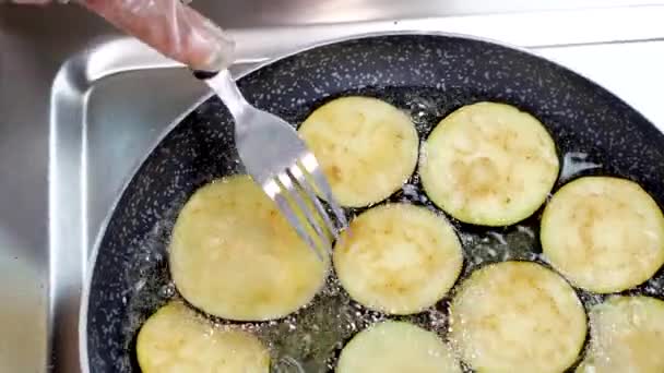 프라이팬에 안개가 주사를 남자의 요리사가 야채와 툴라를 섞는다 기름튀기네 — 비디오