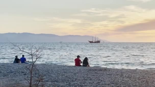 Couples Sitting Beach Mexico Watching Boats Sunset — Vídeo de Stock