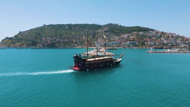 Drone Shot Tourist Ship Boats Crossing Alanya Marina Daytime View — Αρχείο Βίντεο