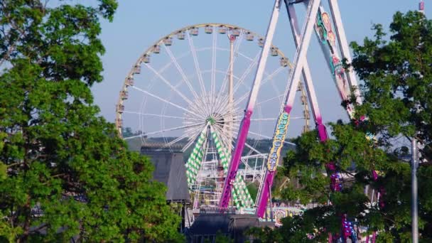 Ferris Wheel Huge Swing Attraction Daylight Trees Foreground — Vídeo de Stock